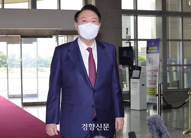 윤석열 대통령이 취임 100일 하루 앞둔 16일 서울 용산 대통령실 청사에서 취재진 질문에 답하고 있다. 대통령실사진기자단