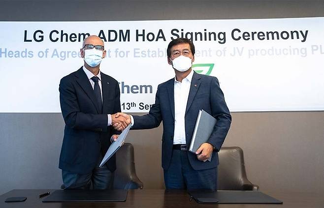 2021년 9월 13일 미국 일리노이주 시카고에 위치한 ADM본사에서 ADM CEO 후안 루시아노 회장(왼쪽)과 LG화학 CEO 신학철 부회장이 PLA 합작법인 설립을 위한 주요조건합의서(HOA)를 체결한 뒤 기념촬영을 하는 모습. LG화학 제공