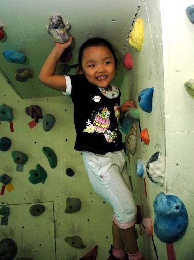 다섯 살에 실내 암벽을 오르는 서채현. 올댓스포츠 제공