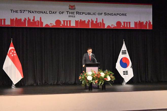 Singapore’s Ambassador to South Korea Eric Teo welcomes Singapore’s Ambassador to South Korea Eric Teo proposes a toast in concluding his remarks at a Singapore National Day event at the Grand Hyatt Hotel in Yongsan-gu, Seoul, Thursday.