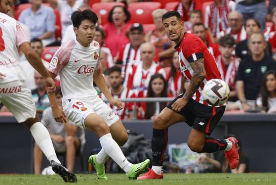 Mallorca's Lee Kang-in left, fight for the ball with Athletic Bilbao's Yuri Berchiche during a La Liga match at San Mames Stadium in Bilbao, Spain on Monday.  [EPA/YONHAP]