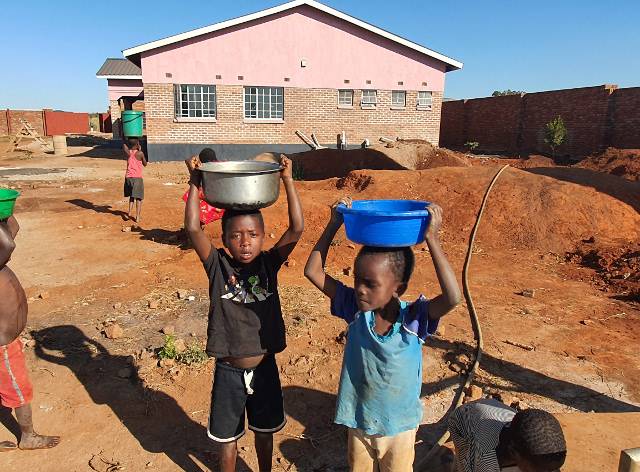 교회 마당 우물로 물을 길러온 동네 아이들. 이창기 선교사 제공
