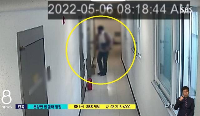 지난 2~4월 여성 B씨가 혼자 사는 서울 성북구의 한 오피스텔에 카드키를 가지고 9차례에 걸쳐 제 집처럼 드나든 40대 남성. SBS 보도화면 캡처