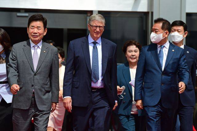 빌 게이츠 '빌 앤드 멀린다 게이츠 재단' 공동이사장이 16일 국회에서 연설을 마친 뒤 김진표 국회의장과 이광재 사무총장의 배웅을 받으며 떠나고 있다. 국회사진기자단