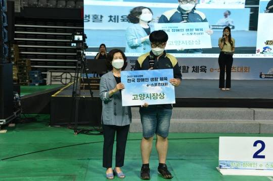 피파온라인4에 출전한 조홍연이 고양시장상을 받고 포즈를 취하고 있다. [대한장애인e스포츠연맹 제공]