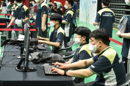 참가 선수들이 경기에 집중하고 있다. [대한장애인e스포츠연맹 제공]