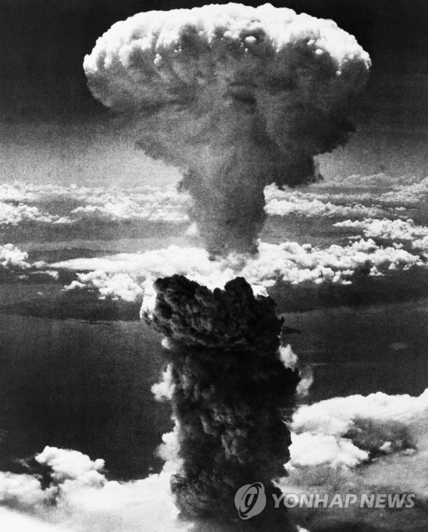 미국은 1945년 8월 두 개의 원자폭탄을 일본 히로시마와 나가사키에 각각 투하했다. 이는 사상 최초이자 유일하게 핵무기가 전쟁에서 쓰인 사건이었으며, 일본은 그 해 8월 15일 무조건 항복을 선언했다. 사진은 히로시마 원폭 투하 사흘 뒤인 1945년 8월9일 나가사키에도 원자폭탄이 떨어진 뒤 버섯 구름이 피어오른 모습. [사진출처 = 연합뉴스]