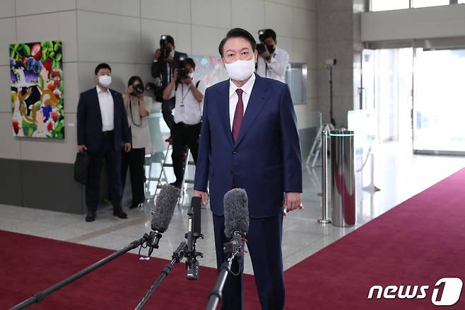 윤석열 대통령이 16일 오전 용산 대통령실에서 기자들과 출근길 문답(도어스테핑)을 하고 있다. /사진=뉴스1