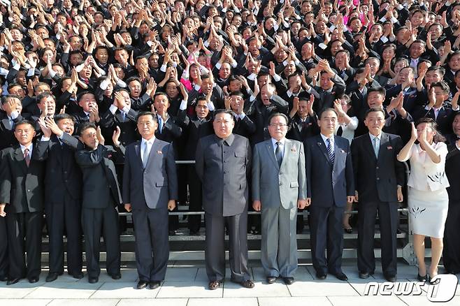 (평양 노동신문=뉴스1) = 북한 노동당 기관지 노동신문은 11일 김정은 총비서가 '전국비상방역총화회의' 참가자들과 기념사진을 촬영했다고 전했다.    [국내에서만 사용가능. 재배포 금지. DB 금지. For Use Only in the Republic of Korea. Redistribution Prohibited]  rodongphoto@news1.kr  Copyright (C) 뉴스1. All rights reserved. 무단 전재 및 재배포 금지.