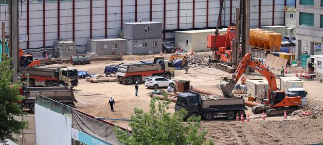 지난 6월14일 오후 서울 시내 한 건설 현장에 덤프트럭들이 이동하고 있다. /사진=뉴스1