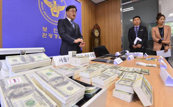 지난 2015년 11월 2일 오전 서울 용산구 원효로1가 관광경찰대에서 오교정 관광경찰대 수사팀장이 달러 위조 사건에 대해 브리핑을 하고 있다. (사진은 기사와 무관) /사진=뉴스1