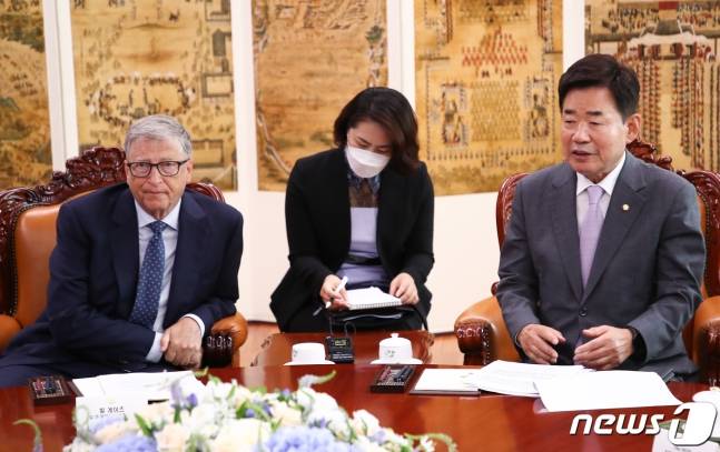 (서울=뉴스1) 유승관 기자 = 김진표 국회의장과 빌 게이츠 빌 앤 멜린다 게이츠 재단 공동 이사장이 16일 서울 여의도 국회 의장실에서 환담을 나누고 있다. (공동취재) 2022.8.16/뉴스1