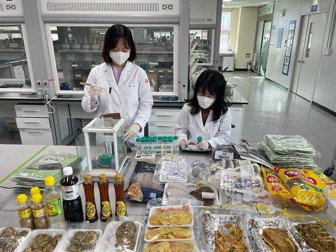광주광역시 보건환경연구원의 식품 안전성 검사 장면.