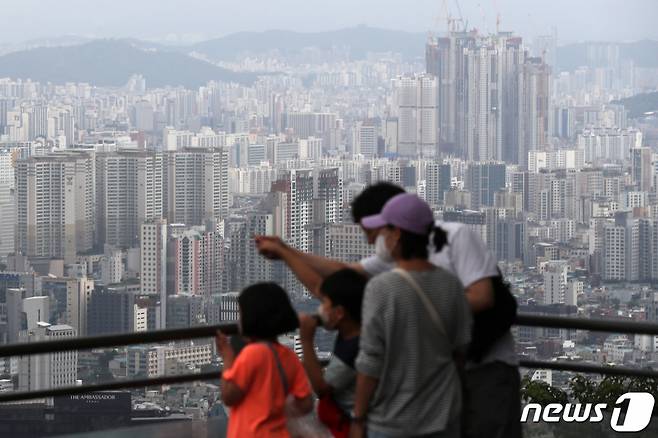 서울 중구 남산에서 바라본 서울 시내 아파트 등 주택 밀집 지역 모습. /사진제공=뉴스1