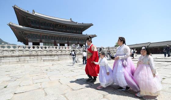 (서울=뉴스1) 구윤성 기자 = 어린이날인 5일 오전 한복을 입고 서울 경복궁을 찾은 한 가족이 나들이를 즐기고 있다. 2022.5.5/뉴스1