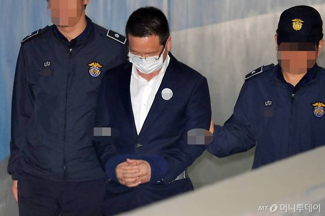 김학의 전 법무부 차관을 둘러싼 의혹의 핵심 인물인 건설업자 윤중천 씨가 19일 오후 서초구 서울중앙지법에서 열린 영장실질심사에 출석하고 있다. /사진=이기범 기자 leekb@