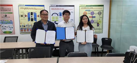 김상용 소이바알앤디 회장과 아주대학교교육센터·한국산업지능화협회 관계자들이 'AI 스마트팩토리 청년교육 과정' 개설을 위한 협약을 맺고 기념 촬영 중이다/사진제공=소이바알앤디