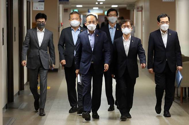 [서울=뉴시스] 배훈식 기자 = 추경호 경제부총리 겸 기획재정부 장관을 비롯한 관계 장관들이 18일 오후 대우조선해양 사태 관련 관계부처 합동 담화문 발표를 위해 서울 종로구 정부서울청사 브리핑실로 향하고 있다. 왼쪽부터 한동훈 법무부 장관, 이상민 행정안전부 장관, 추 부총리, 방문규 국무조정실장, 이정식 고용노동부 장관, 이창양 산업통상자원부 장관. 2022.07.18.