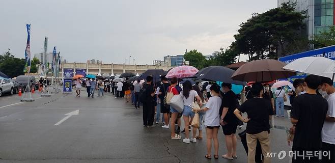 지난 13일 전주가맥축제에 참석하기 위해 방문객들이 줄을 서서 기다리고 있다./사진= 박미주 기자