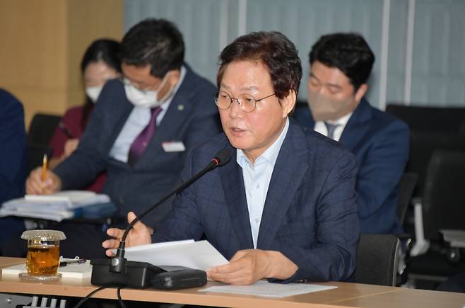 박완수 경남도지사가 16일 실국본부장회의를 열고 경상남도 재정준칙 제정 검토를 지시하고 있다./사진제공=경남도