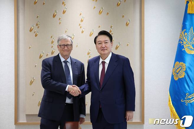 윤석열 대통령이 16일 오후 용산 대통령실에서 빌 게이츠 '빌 앤 멜린다 게이츠 재단' 공동 이사장과 악수하고 있다. (대통령실 제공) /사진=뉴스1