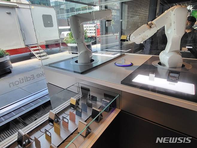 [뉴욕=뉴시스]삼성 837에 마련된 '비스포크 존'에서 로봇이 갤럭시 Z 플립4 비스포크 에디션을 제작하고 있는 모습. (사진=윤현성 기자)