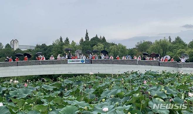 [전주=뉴시스]윤난슬 기자 = 한국건강관리협회 전북지부는 16일 전주 덕진공원에서 지역주민과 함께 'EM 흙 공 던지기' 환경정화 캠페인을 전개했다고 밝혔다.2022.08.16.(사진=건협 전북지부 제공)