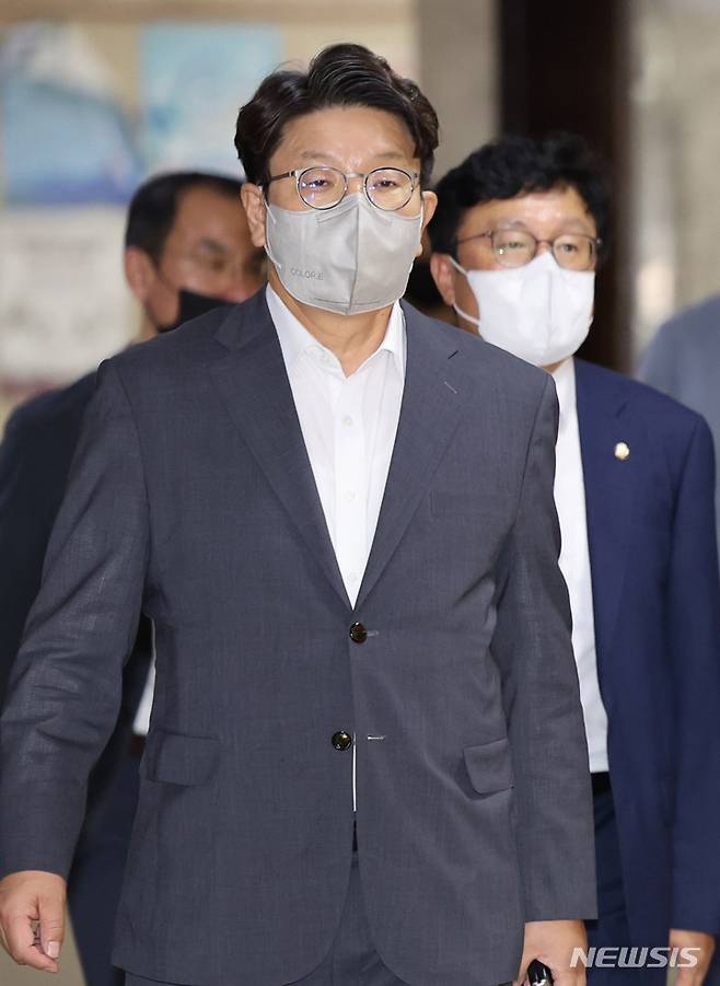 [서울=뉴시스] 고범준 기자 = 권성동 국민의힘 당대표 직무대행 겸 원내대표가 9일 오후 서울 여의도 국회에서 열린 화상의원총회에 참석하고 있다. (공동취재사진) 2022.08.09. photo@newsis.com