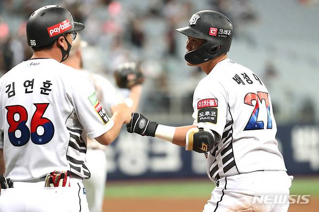 [서울=뉴시스] 백동현 기자 = 8일 오후 서울 구로구 고척스카이돔에서 열린 2022 KBO리그 KT 위즈 대 키움 히어로즈의 경기, 5회초 2사 상황에서 KT 배정대가 1루타를 성공하고 김연훈 코치와 하이파이브하고 있다. 2022.06.08. livertrent@newsis.com