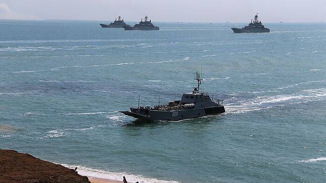 크림반도 인근 해상서 훈련하는 러시아 함정들 (사진=러시아 국방부 제공, 연합뉴스)