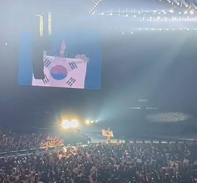 빌리 아일리시가 공연 도중 태극기 퍼포먼스를 선보이고 있다. 유니버설 뮤직 코리아 유튜브 캡처