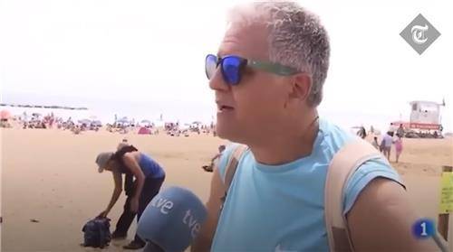 13일(현지시간) 인터뷰하는 남성 뒤로 한 도둑이 가방을 훔치는 모습. 텔레그래프 유튜브 캡처. 연합뉴스