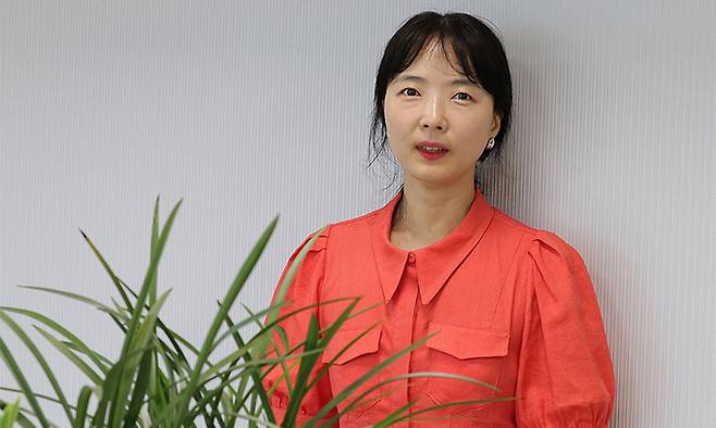 올해 이상문학상 수상자인 손보미가 사회파 탐정소설 ‘사라진 숲의 아이들’을 들고 돌아왔다. 그는 “베트남전에 다녀온 노무자 문제를 제기해 사회적으로 좀 나아가는 이야기가 됐다”고 말한다. 이제원 기자