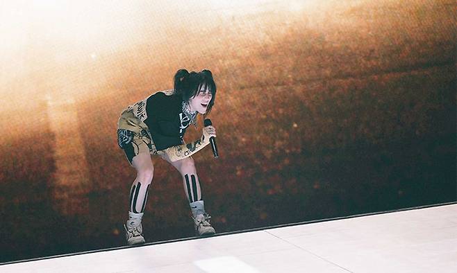 팝스타의 아이콘 빌리 아일리시가 지난 15일 서울 구로 고척 스카이돔에서 2만여명의 팬들과 함께 단독 콘서트를 가졌다. 그는 “4년 전과 같은 오늘 서울에서 공연할 수 있어서 기쁘다”며 “함성을 지르고 뛰고 춤추고 울고 다 하자”고 말했다. 현대카드 제공