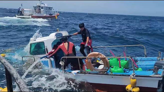 해경은 14일 낮 12시 46분쯤 제주시 제주항 북쪽 1.2㎞ 해상에서 레저활동 중인 모터보트가 침수되고 있다는 신고가 접수돼 연안구조정 등을 보내 긴급구조에 나서고 있다. 제주해양경찰서 제공