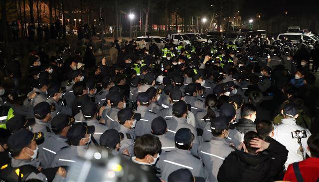 경찰이 10일 인천시 부평구 삼산체육관에서 유튜브 채널 ‘가로세로 연구소(가세연)’와 일부 시민들이 이동을 못하도록 막은 투표함을 이동시키기 위해 몸싸움을 벌이고 있다. 2022.3.10 뉴스1