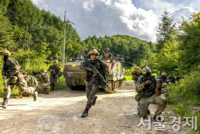 육군이 지난 7월 실시한 육군과학화전투훈련단(KTCT)의 여단급 쌍방훈련에서 한미연합사단(주한 미2사단) 2개 중대가 처음 참여한 가운데 한미 장병들이 실전적 전투를 하고 있다. 한미는 이달 22일부터 개시되는 UFS 본연습에서도 과학화전투훈련을 실시할 계획이다. 사진제공=육군