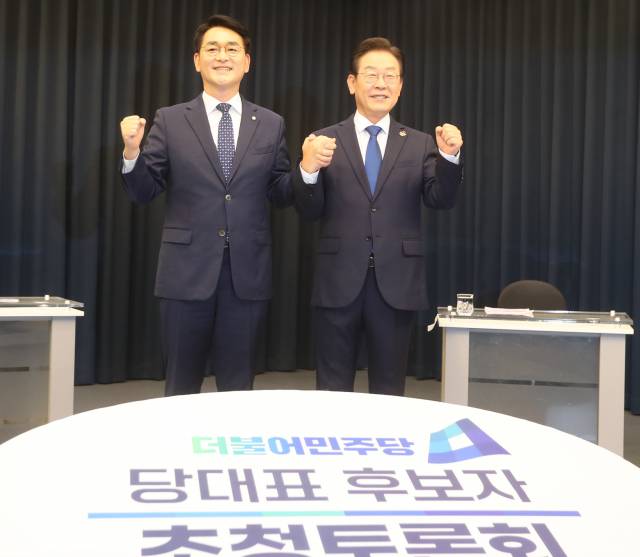 16일 전북 전주시 덕진구 JTV전주방송에서 열린 더불어민주당 당 대표 후보자 방송 토론회에 앞서 박용진(왼쪽부터), 이재명 후보가 기념촬영을 하고 있다. /연합뉴스