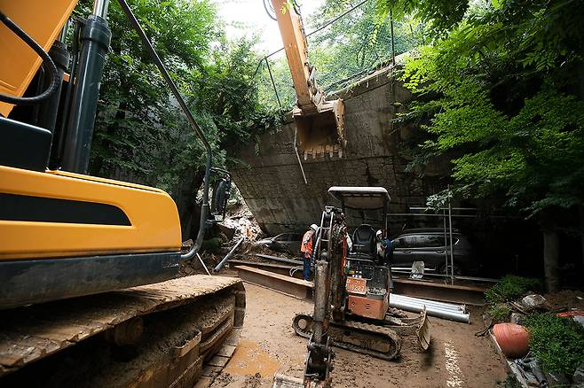 서울 동작구 사당동 한 아파트의 수해 복구 현장. 폭우로 무너진 옹벽을 포클레인이 지지하고 있다.ⓒ시사IN 이명익