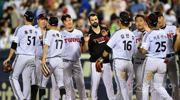 16일 서울 잠실야구장에서 ‘2022 신한은행 MY CAR KBO리그’ 삼성 라이온즈와 LG 트윈스 경기가 열렸다. 6-3 승리를 거둔 LG 선수들이 하이파이브 하고 있다. 잠실 | 김종원 기자 won@donga.com