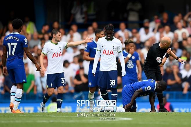 ▲ 은골로 캉테가 오른쪽 허벅지를 붙잡고 쓰러졌다.