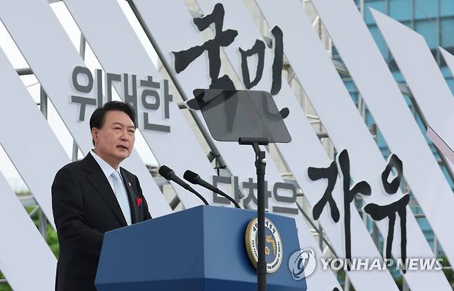 경축사 하는 윤석열 대통령 (서울=연합뉴스) 안정원 기자 = 윤석열 대통령이 15일 서울 용산 대통령실 청사 잔디마당에서 열린 제77주년 광복절 경축식에서 경축사를 하고 있다. 2022.8.15 jeong@yna.co.kr