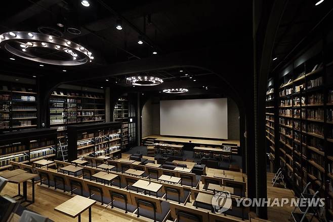 CGV명동역 씨네라이브러리의 영화 전문 도서관 [CGV 제공]