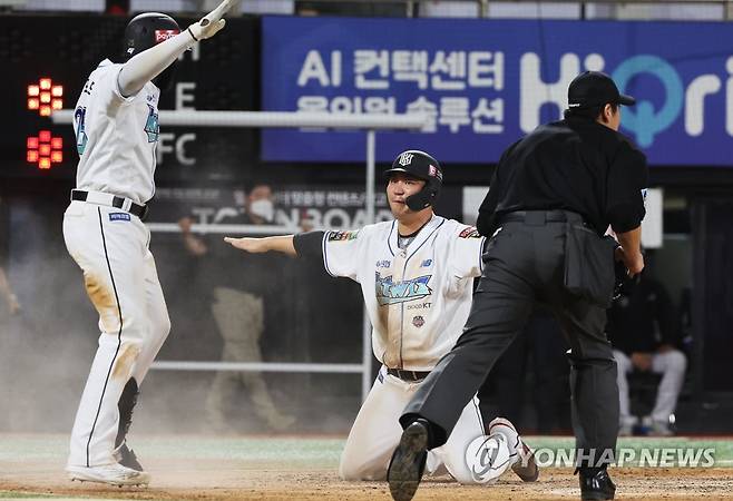 장성우 '세이프' (수원=연합뉴스) 홍기원 기자 = 16일 경기도 수원케이티위즈파크에서 열린 2022 KBO리그 프로야구 키움 히어로즈와 kt wiz의 경기. 9회말 1사 주자 1,3루에서 KT 배정대의 희생플라이 때 3루 주자 장성우가 홈에서 세이프되며 끝내기 득점을 하고 있다. 2022.8.16 xanadu@yna.co.kr