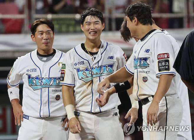 축하받는 배정대 (수원=연합뉴스) 홍기원 기자 = 16일 경기도 수원케이티위즈파크에서 열린 2022 KBO리그 프로야구 키움 히어로즈와 kt wiz의 경기. 9회말 1사 주자 1, 3루에서 KT 배정대가 끝내기 희생플라이를 치고 동료들의 축하를 받고 있다. 2022.8.16 xanadu@yna.co.kr