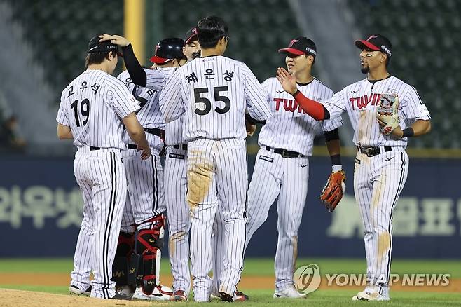 '3안타 3타점' 승리 기쁨 만끽하는 채은성 (서울=연합뉴스) 서대연 기자 = 16일 서울 송파구 잠실야구장에서 열린 2022 프로야구 KBO리그 삼성 라이온즈와 LG 트윈스의 경기. 경기 종료 후 6-3으로 승리한 LG 선수들과 3안타 3타점을 기록하며 팀의 승리를 견인한 채은성이 기쁨을 나누고 있다. 2022.8.16 dwise@yna.co.kr