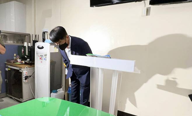 이철수 광주 대동고등학교 교장이 17일 오전 광주시교육청 브리핑룸에서 기자회견을 갖고 시험지 유출 사건 관련 고개 숙여 사과하고 있다. | 뉴스1