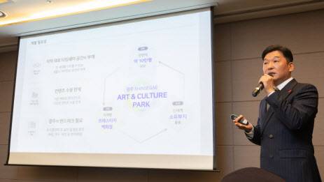 이동훈 광주신세계 대표가 17일 열린 기자간담회에서 새로운 랜드마크 개발에 대한 청사진을 설명하고 있다(사진=신세계)
