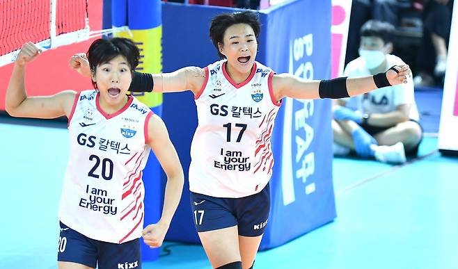 득점한 뒤 기뻐하는 GS칼텍스 오세연(좌)-문지윤, KOVO