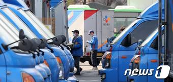 서울의 한 CJ대한통운 물류센터에서 직원들이 움직이고 있다. (뉴스1DB) ⓒ News1 박지혜 기자